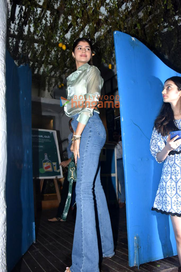 photos khushi kapoor anjani dhawan tanisha santoshi aaliyah kashyap snapped at olive bandra 3