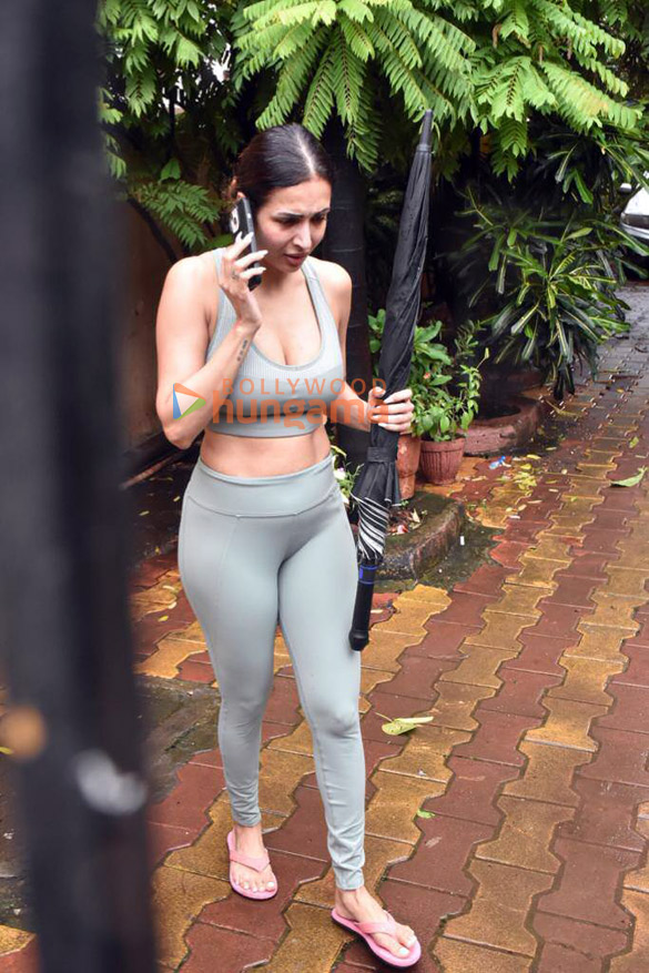 Photos Malaika Arora snapped outside Diva Yoga in Bandra (4)