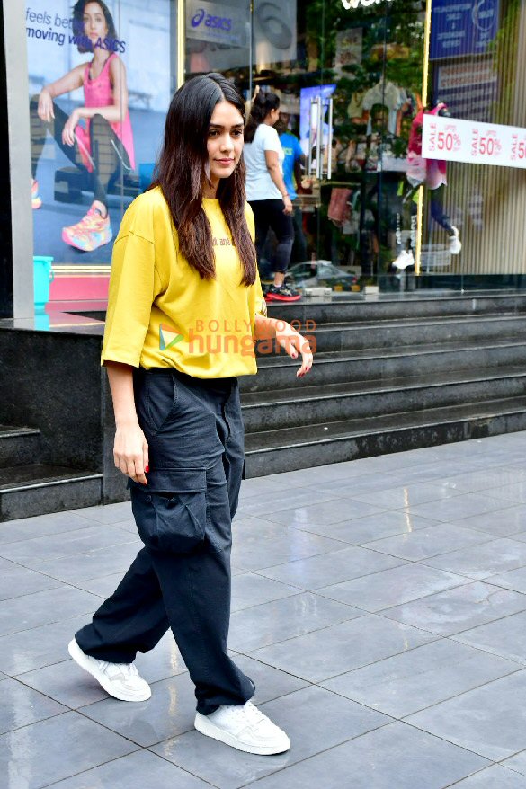 photos mrunal thakur spotted in khar 1