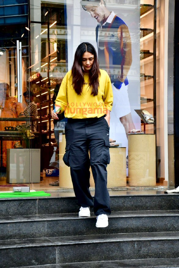 photos mrunal thakur spotted in khar 2
