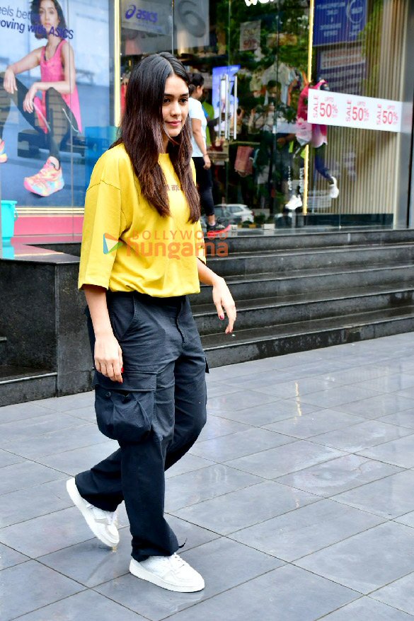 photos mrunal thakur spotted in khar 3