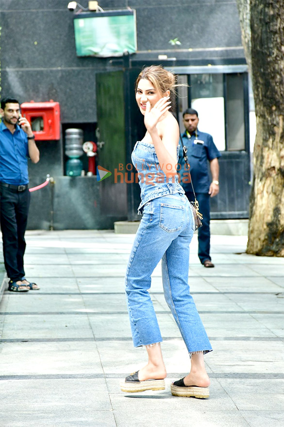 photos nikki tamboli snapped in bandra 4 3