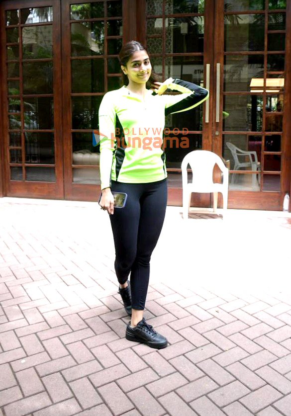 photos pooja hegde spotted at a dance class in khar 2