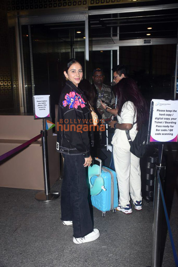 Photos: Shraddha Kapoor, Rakul Preet Singh, Avneet Kaur and others snapped at the airport Photos: Shraddha Kapoor, Rakul Preet Singh, Avneet Kaur and others snapped at the airport