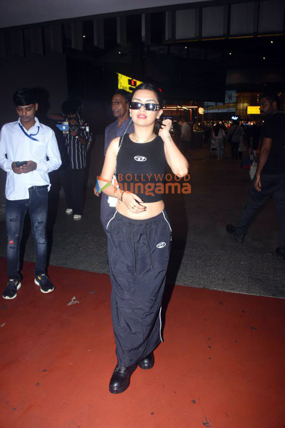 photos rakul preet singh and avneet kaur snapped at the airport 2 2