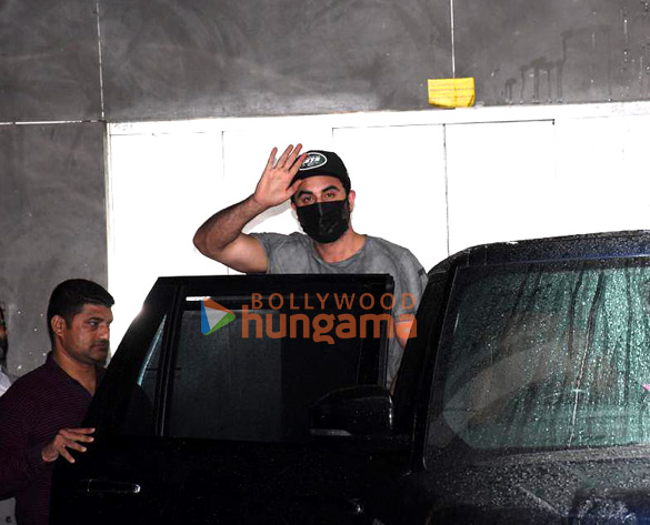 photos ranbir kapoor spotted at clinic in khar 4