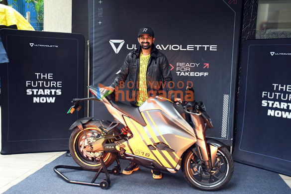 photos rannvijay singh was snapped while taking the delivery of the f77 electric superbike in khar 4