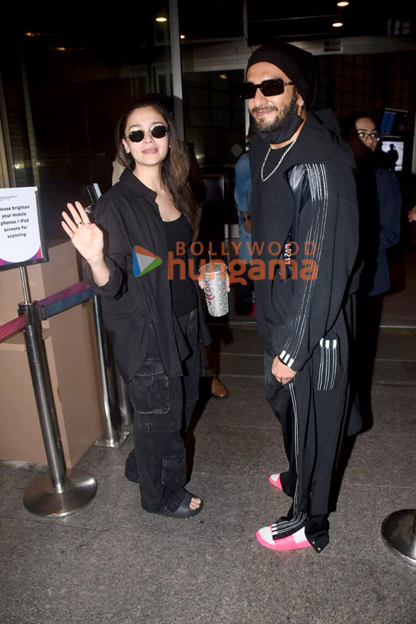 Photos: Ranveer Singh, Alia Bhatt, Deepika Padukone and others snapped at the airport Photos: Ranveer Singh, Alia Bhatt, Deepika Padukone and others snapped at the airport