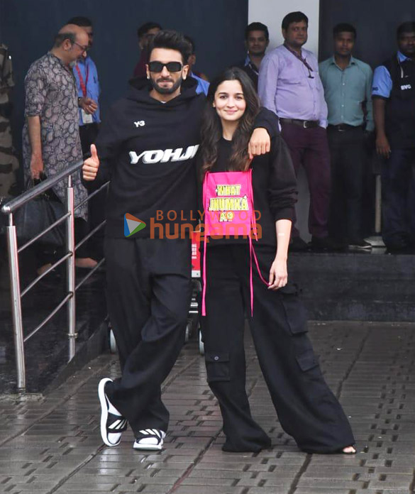 photos ranveer singh and alia bhatt return to mumbai after promoting rocky aur rani kii prem kahaani in jaipur and chandigarh 4