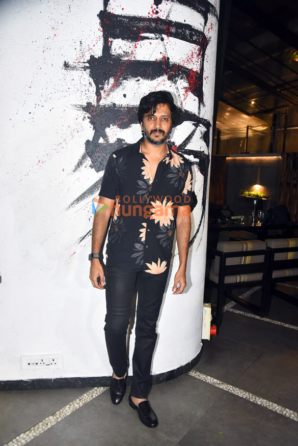photos riteish deshmukh genelia dsouza ronnie screwvala and others spotted at tori restaurant in khar 4