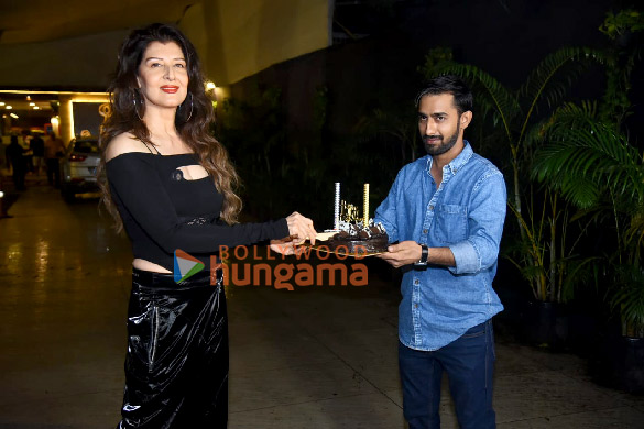 photos sangeeta bijlani snapped cutting her birthday cake in bandra 2 2