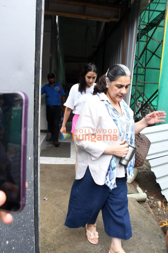 photos sara ali khan and amrita singh snapped in bandra 4