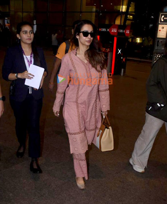 photos sara ali khan and malaika arora snapped at the airport 4 3