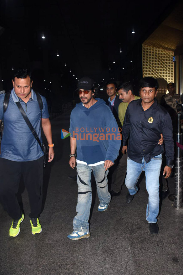 photos shah rukh khan gauri khan ranveer singh and others snapped at the airport 1