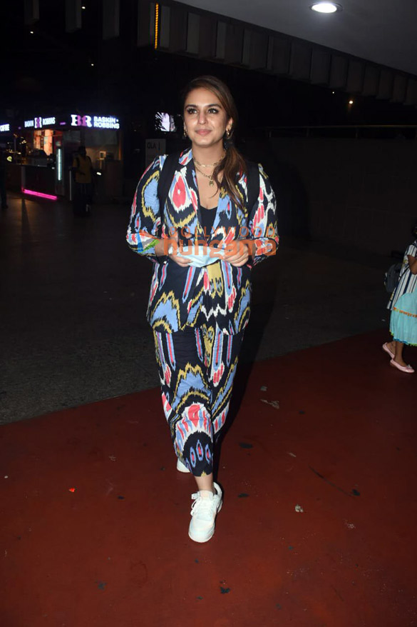 photos shah rukh khan gauri khan ranveer singh and others snapped at the airport 4