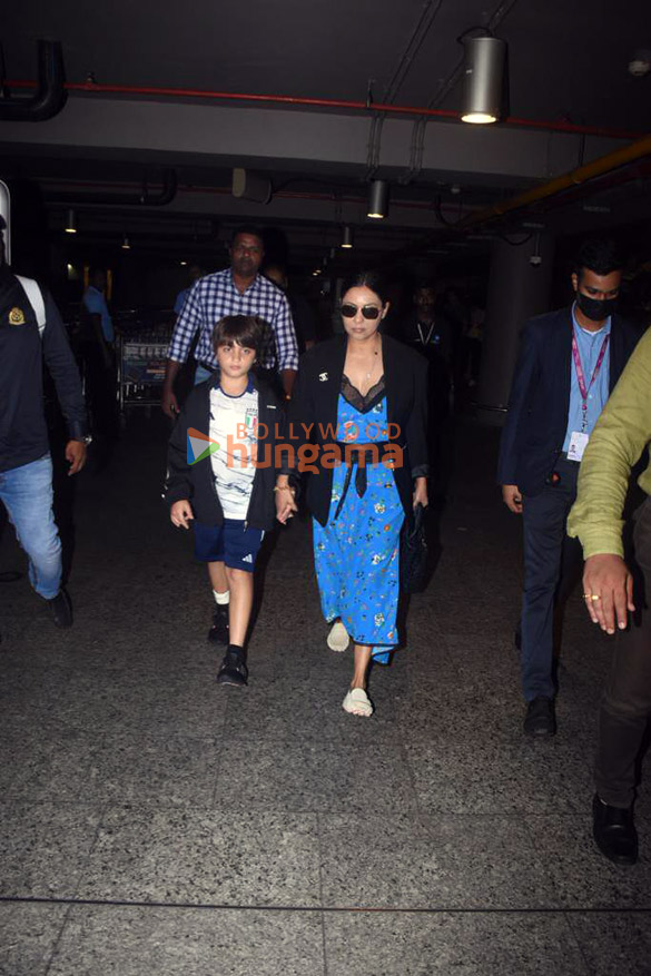 photos shah rukh khan gauri khan ranveer singh and others snapped at the airport 6