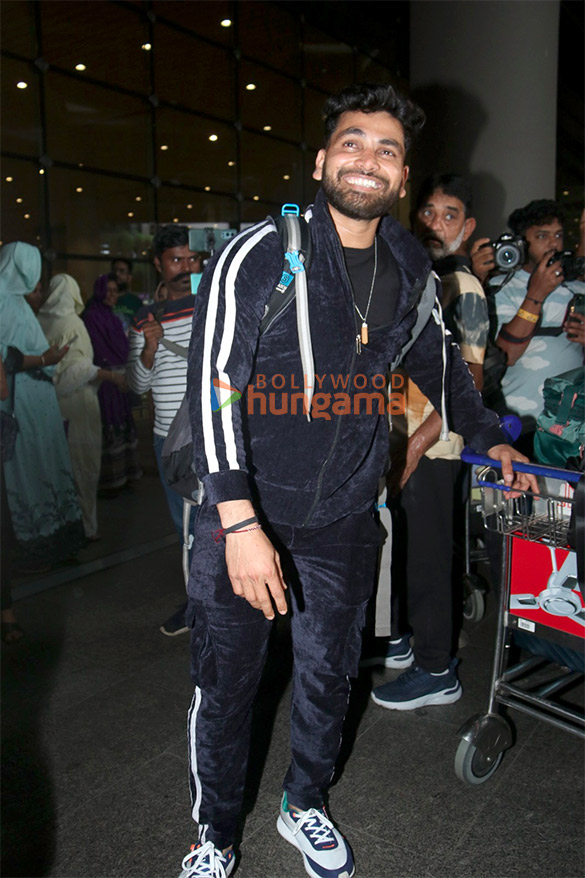 photos shah rukh khan gauri khan ranveer singh and others snapped at the airport1 2