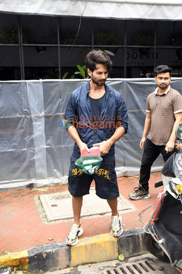 photos shahid kapoor spotted in bandra 2