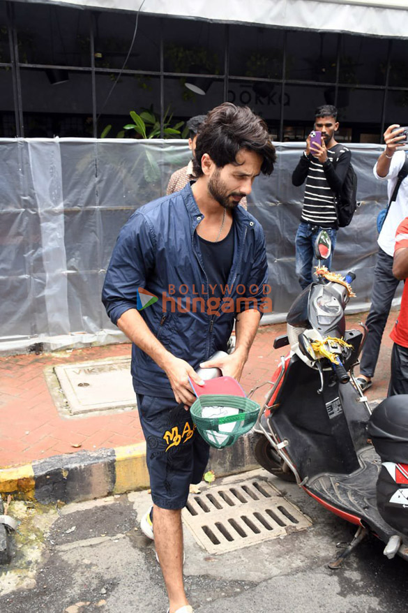 photos shahid kapoor spotted in bandra 3