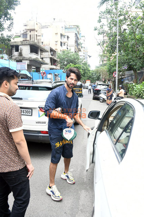photos shahid kapoor spotted in bandra 4