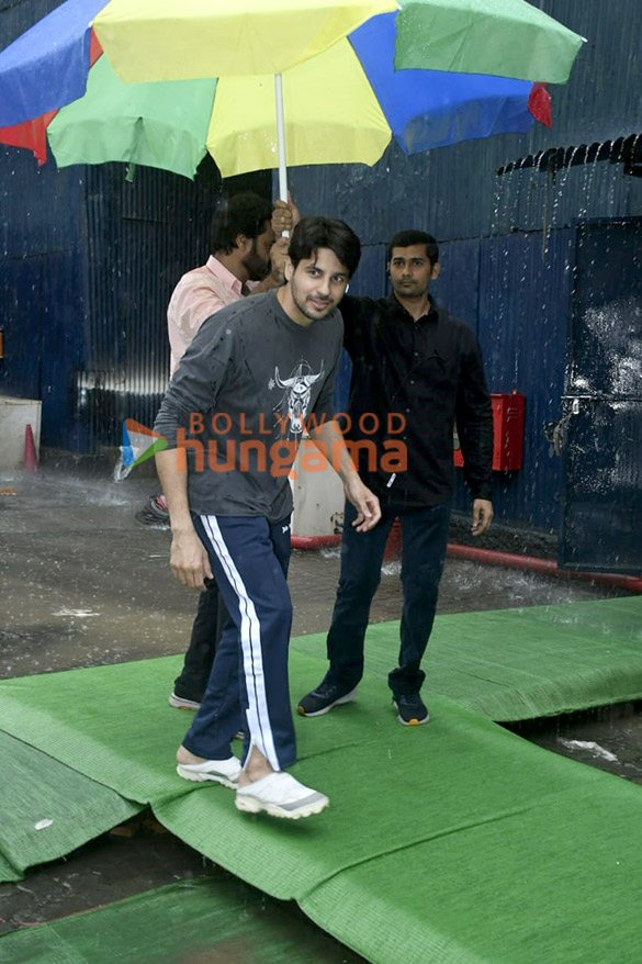 photos sidharth malhotra snapped in andheri 3