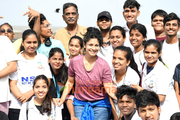 photos tanishaa mukerji spotted during a beach clean up drive at carter road 1 2
