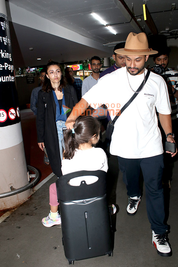 photos urvashi rautela kunal kemmu and soha ali khan snapped at the airport 2