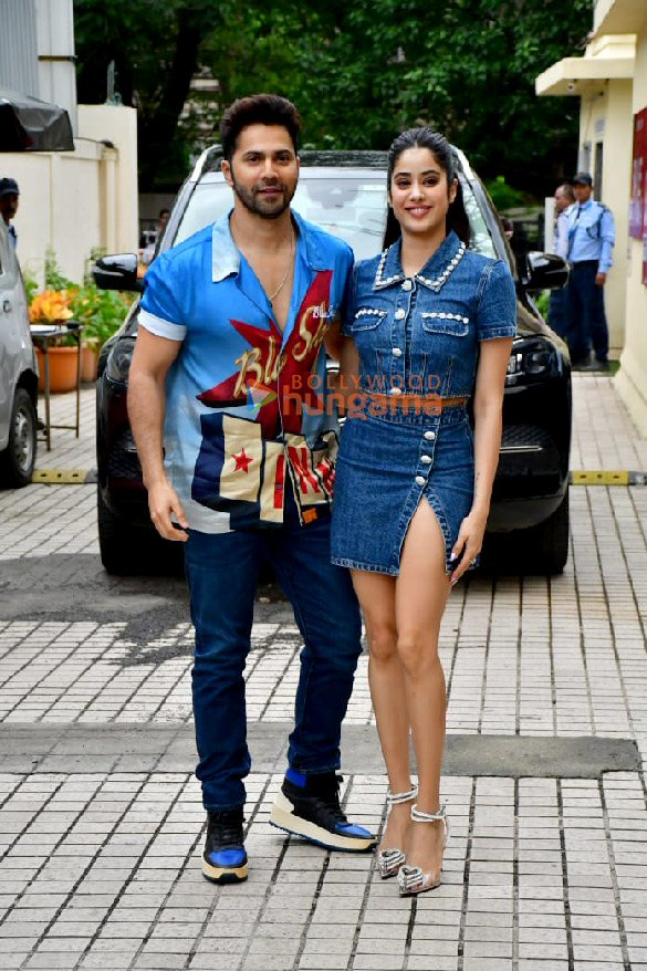 Photos: Varun Dhawan and Janhvi Kapoor snapped while promoting Bawaal | Parties & Events – Bollywood Hungama