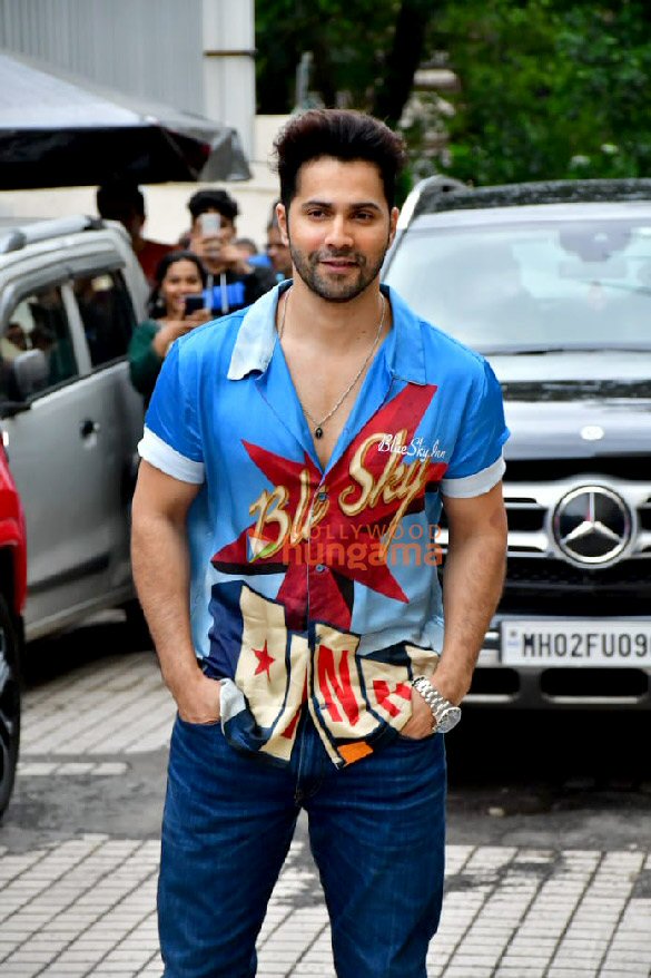 photos varun dhawan and janhvi kapoor snapped while promoting bawaal 4