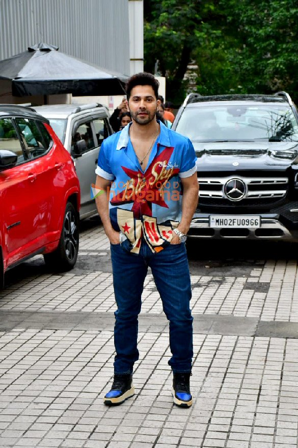 photos varun dhawan and janhvi kapoor snapped while promoting bawaal 6