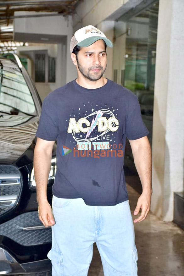 photos varun dhawan snapped at a dubbing studio 3 2