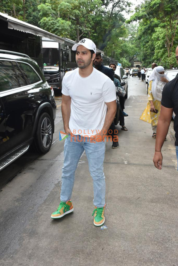 photos varun dhawan snapped at a shoot location 1