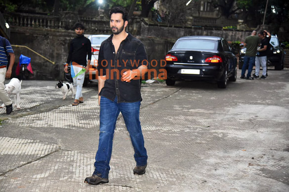 Photos: Varun Dhawan snapped in Bandra Photos: Varun Dhawan snapped in Bandra