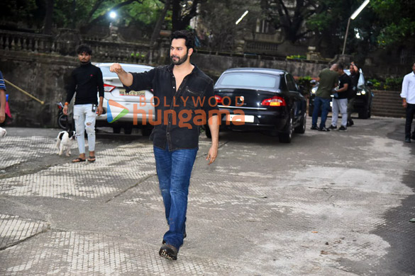 photos varun dhawan snapped in bandra 3