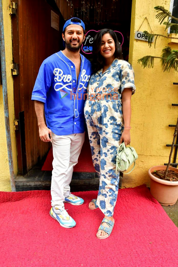 Photos: Vatsal Sheth and Ishita Dutta snapped outside a restaurant in Juhu Photos: Vatsal Sheth and Ishita Dutta snapped outside a restaurant in Juhu