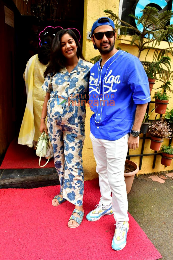 photos vatsal sheth and ishita dutta snapped outside a restaurant in juhu 5