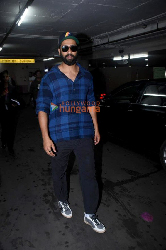 photos vicky kaushal snapped at the airport 3 2