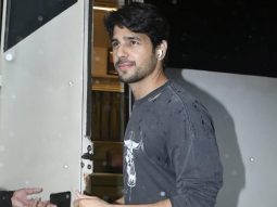 Sidharth Malhotra waves at paps as he gets clicked