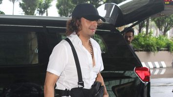 Sonu Nigam gets clicked by paps at the airport
