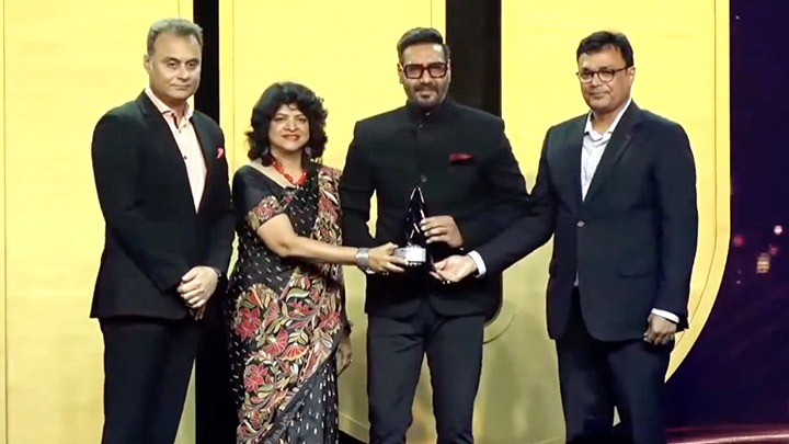 Ajay Devgn Wins ‘IAA Brand Endorser of the Year’ Award from Neeraj Roy CEO of Hungama Digital Media Ajay Devgn Wins ‘IAA Brand Endorser of the Year’ Award from Neeraj Roy CEO of Hungama Digital Media