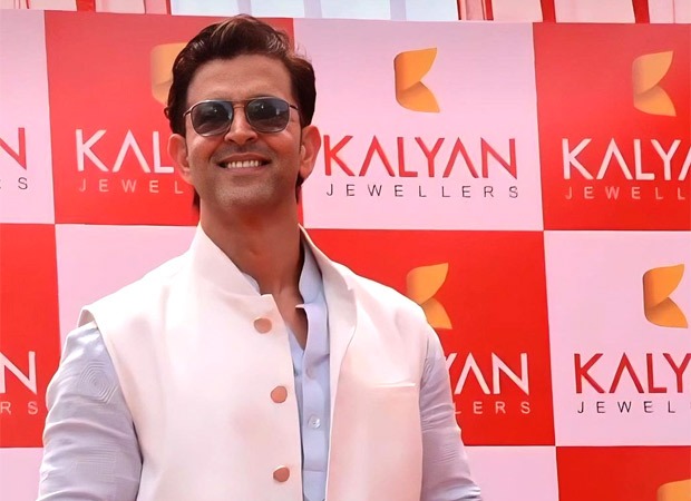 Hrithik Roshan receives warm welcome in Jammu, makes the crowd groove to 'Ek Pal Ka Jeena’, watch videos 