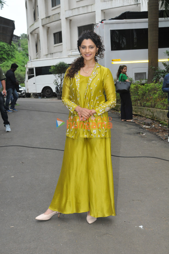Photos Abhishek Bachchan and Saiyami Kher snapped promoting Ghoomer on the sets of India’s Best Dancer 3 (4)
