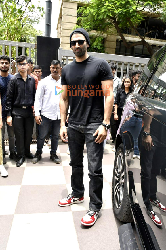 photos aditya roy kapur launches mithibai college fest in mumbai 1