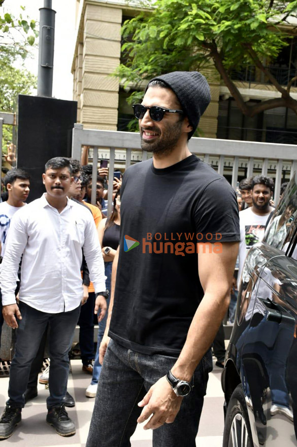 photos aditya roy kapur launches mithibai college fest in mumbai 3