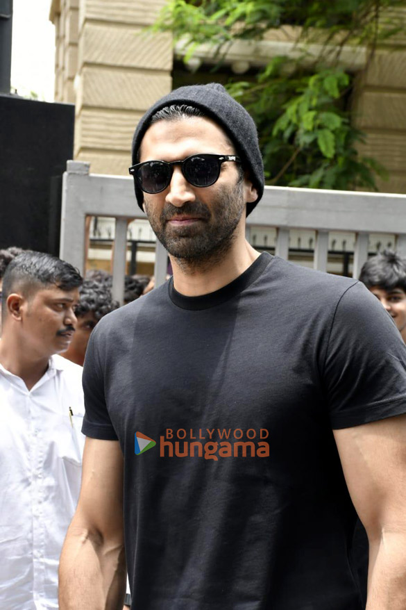 photos aditya roy kapur launches mithibai college fest in mumbai 4