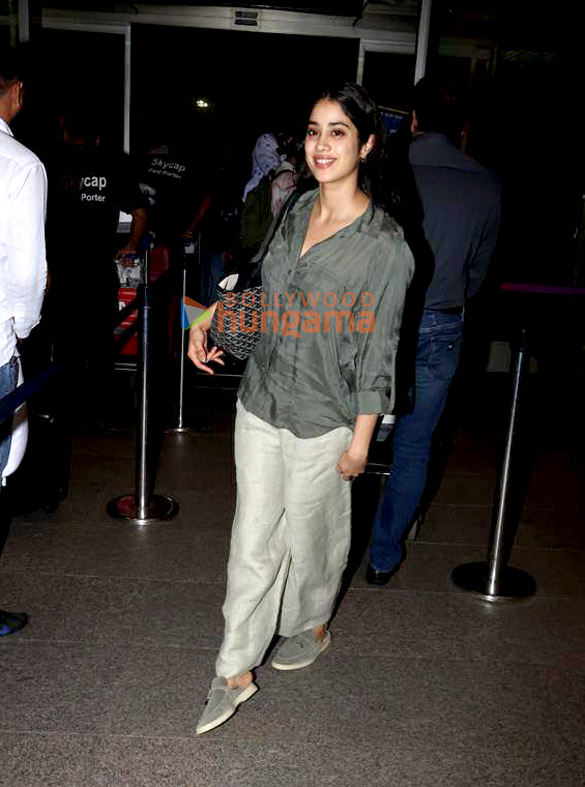 photos ayushmann khurrana and ananya panday snapped at the airport 11