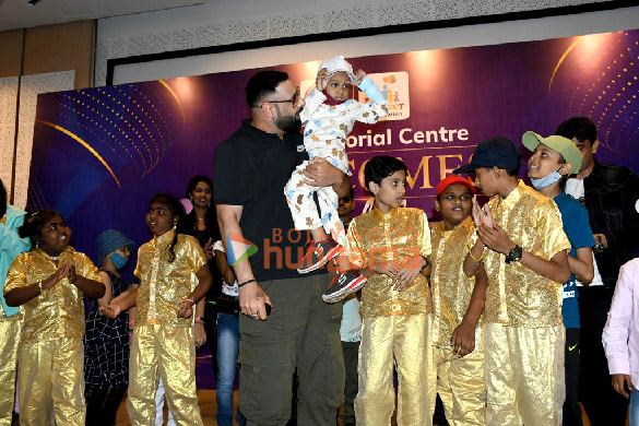 photos badshah snapped at tata memorial hospital for a special performance 1