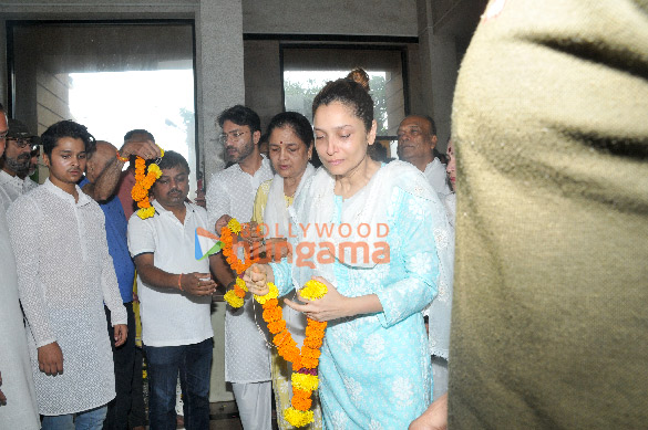 photos celebs attend ankita lokhandes father funeral 1