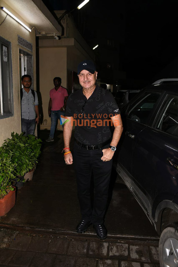 photos celebs snapped at bastian in worli2 3