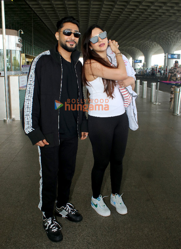 photos deepika padukone ananya panday parineeti chopra and others snapped at the airport4 3